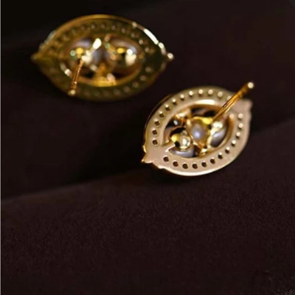 🆕Star Fashion Button Pearl Earrings/Gold tone finish w/zirconia stones.  🤍🤍 - Picture 3 of 3
